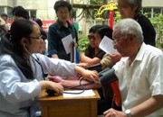 东风泵业医务人员为离退休员工免费义诊
